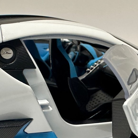 1:18 Bugatti Divo Metal Diecast With LED headlight & Taillight White - Picture 7 of 12